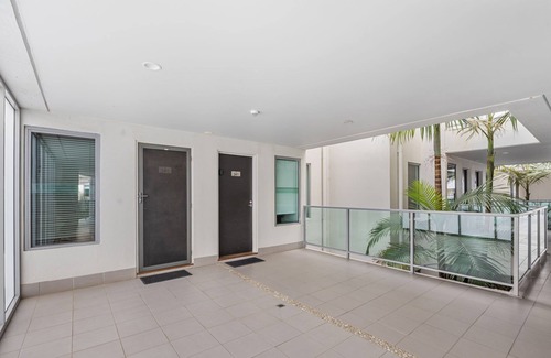 Cowes Apartment | Waves Beach frontage Studio Apartment with views in Cowes (lift access)
