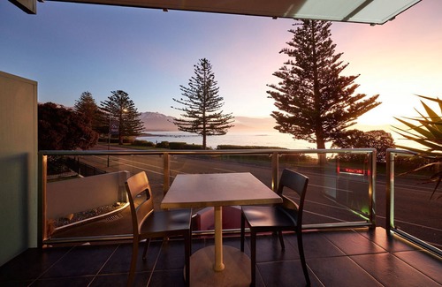 Kaikoura Cottage | Waves on Esplanade - Kaikoura Waterfront Apartment
