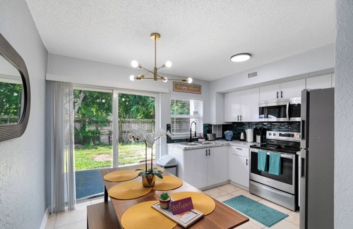 Indian Harbour Beach Apartment | Waves & Wonders~ Walk to the beach, Pool, BBQ, Gym