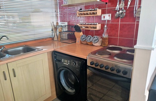 Llansaint Ski Chalet | Waves & Woods Cozy 2-bedroom chalet in enjoyable Kidwelly with WiFi