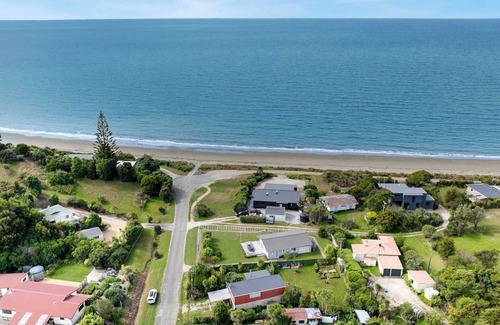 Parapara House | WaveSong Cottage - Your Escape by the Sea