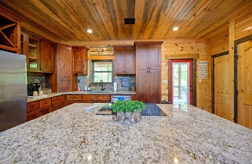 Broken Bow Cabin | Waymaker, Couples, Hot Tub, Firepit, Soaker Tub