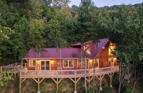 Waynesville Cabin | Waynesville Romantic Hideaway w/Private Hot Tub