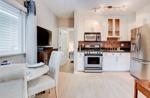Ocean Beach Cottage | Waypoint Cottage, one block from the beach!