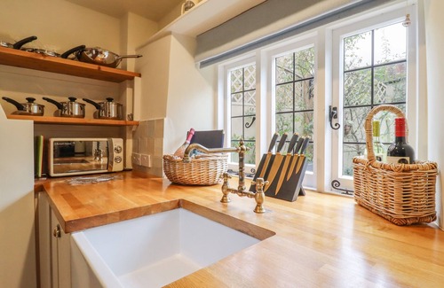 Pavenham Cottage | WAYSIDE COTTAGE, pet friendly, with hot tub in Sharnbrook