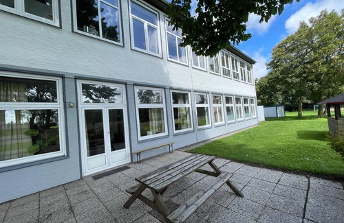 Oesterdeichstrich House | We can accommodate up to 15 people, 3000m² garden, terrace, barbecue.