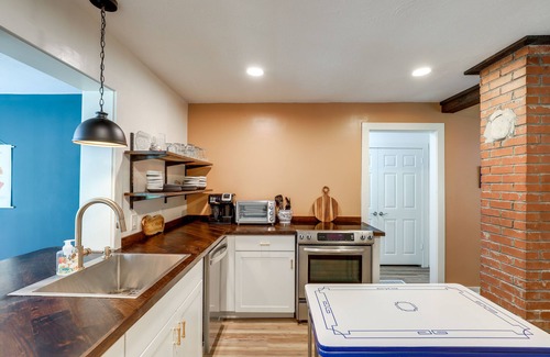 Weaverville Cottage | Weaverville Retreat w/ Private Hiking Trail!
