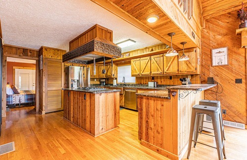 Bryson City Cabin | Weddings, Retreats, Large Groups: 3LittleBearsRetreat