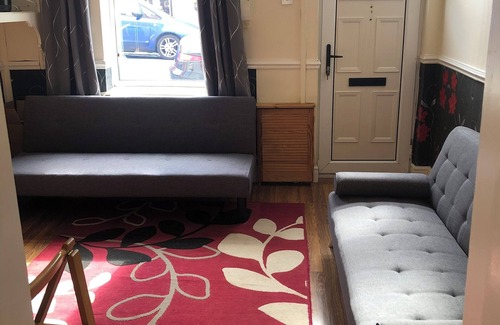 West Kirby House | Wee 2 bed house centre West Kirby Marine lake, Beach, Cafes, Restaurants, Shops