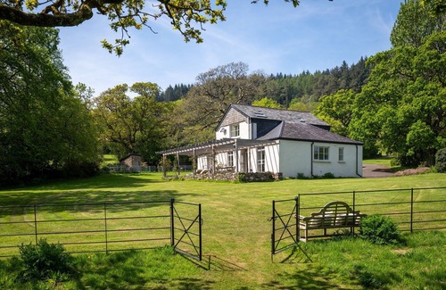 Loddiswell Cottage | Weekemoor - a house that sleeps 8 guests in 4 bedrooms