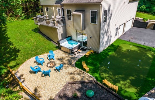 Lancaster House | Weekend Retreat~Hot Tub~Game Room~Putt Putt