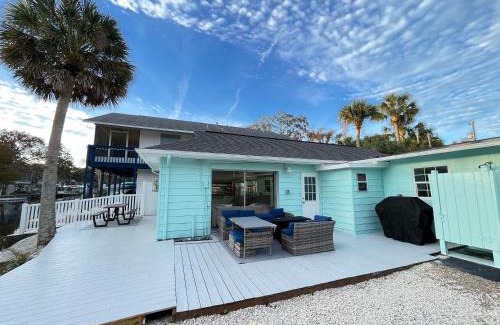 Weeki Wachee Gardens House | Weeki Wachee Retreat Canal home with hot tub kayaks canoe and boat with trolling motor included