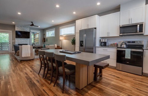 Woodfin Villa | Weeping Willow | Upscale Retreat for Friends or Family | Hot Tub and Close to Downtown!