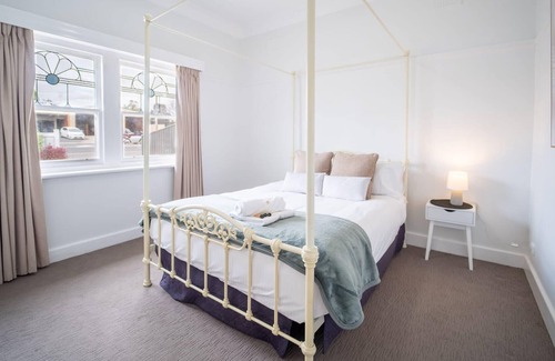 White Hills House | Weeroona Avenue Home Free WiFi Close to CBD