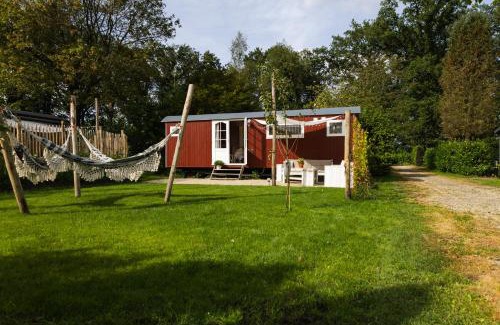 Epe House | Wegdromen op de Veluwe in romantische rode pipowagen