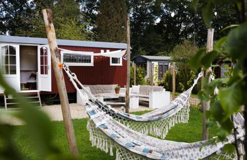 Epe House | Wegdromen op de Veluwe in romantische rode pipowagen