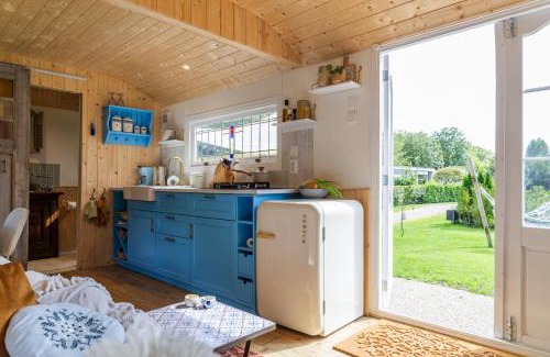 Epe House | Wegdromen op de Veluwe in romantische rode pipowagen