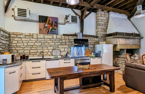 Fretigney-et-Velloreille Cottage | Welcoming lodge perfect for hikers with pets allowed