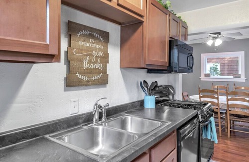 Lansing House | Welcome Home (+ your pup) MSU 2 mi