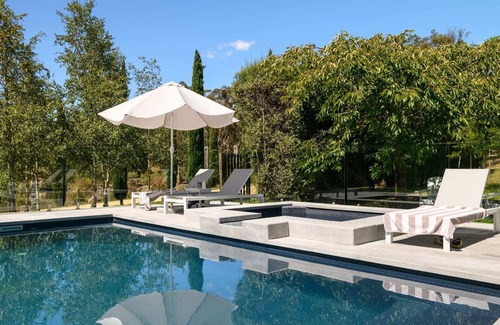 Shepherds Flat House | Welcome Paddock Solar Pool & Spa- Great for Summer