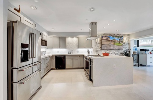 Boca Raton House | Welcome to a sleek and pristine modern home