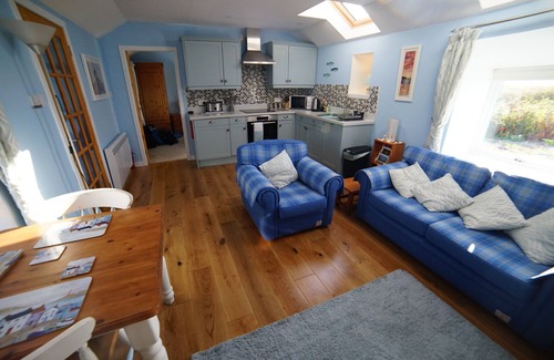 Benbecula Cottage | Welcome to Airidh an Dobhrain - our secluded cottage by the lochside