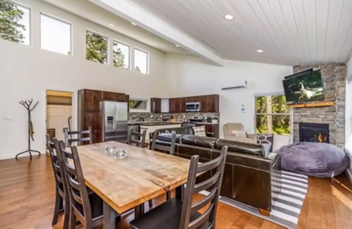 Ronald Cabin | WELCOME TO CHATEAU TAMARACK Private+Backs up to Suncadia+Pets OK+HotTub