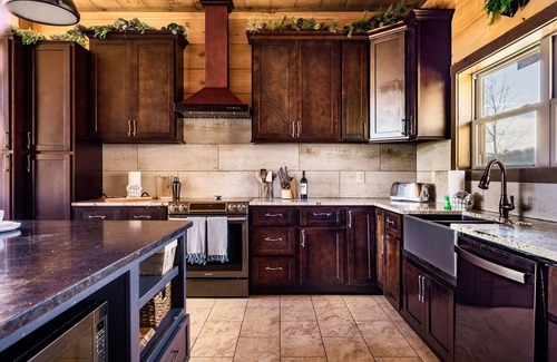 Gatlinburg - Pigeon Forge Cabin | Welcome to Eagle Summit National Park Lodge. Luxury Pool Cabin!