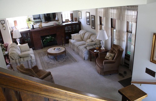 Dixon House | Welcome to Grandma's House! I'd love to host your family&friends! 2 night min!