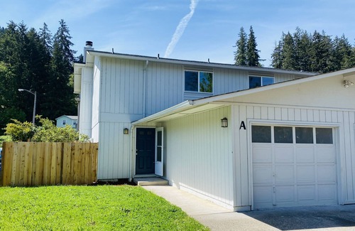 Thurston Apartment | WELCOME TO HUEY DUCK HOUSE-A! 3BR & 2BA SLEEP-8