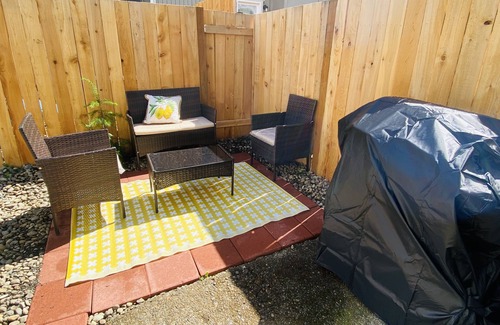 Thurston Apartment | WELCOME TO HUEY DUCK HOUSE-A! 3BR & 2BA SLEEP-8