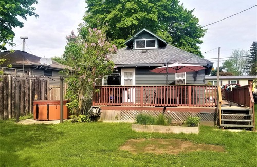 Port Burwell House | Welcome to Kosecki Kottage - walking distance to everything in Port Burwell !