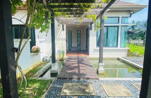 Banting Villa | Welcome to Laman Abang Bali-styled Villa, a great spot to experience Banting🏡