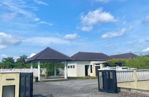 Banting Villa | Welcome to Laman Abang Bali-styled Villa, a great spot to experience Banting🏡