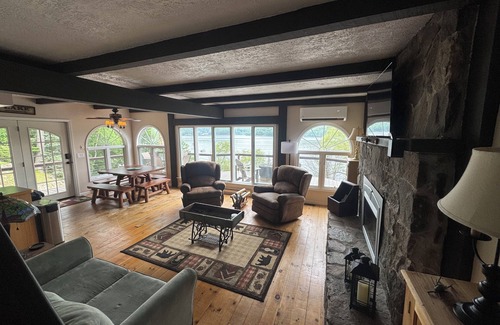 Hadley House | Welcome to Ledgerock, A 3-bedroom Lake Front house on The Great Sacandaga Lake.