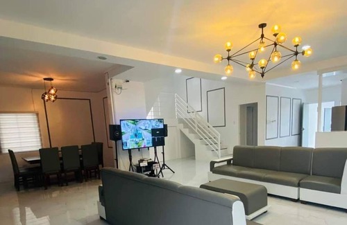 Angeles City Villa | Welcome to Marianne's Private pool Villa in the center of everything