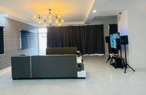 Angeles City Villa | Welcome to Marianne's Private pool Villa in the center of everything
