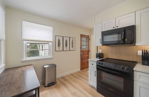 Des Moines House | Welcome to Momo's Place. Charming 3 Bedroom, 1Bathroom with Modern Upgrades