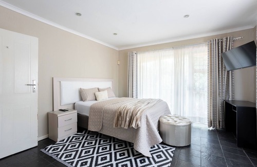 Randpark Ridge House | Welcome to Our Luxurious Oasis: Discover Comfort in Our Spacious Guesthouse