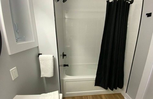 Welland Apartment | Welcome To Our Modern 2Bdrm/1Bth w/Laundry/BBQ