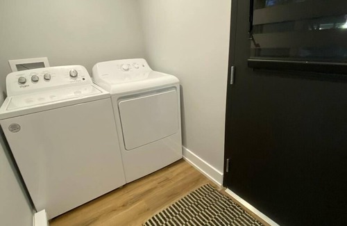 Welland Apartment | Welcome To Our Modern 2Bdrm/1Bth w/Laundry/BBQ