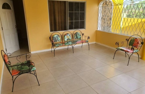 Old Harbour House | Welcome to our villa, enjoy the local vibes, AC, WIFI, hot water, cable.n