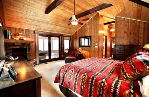 Lake Tomahawk Cabin | Welcome to Papa Smurfs Lakefront getaway with spa!