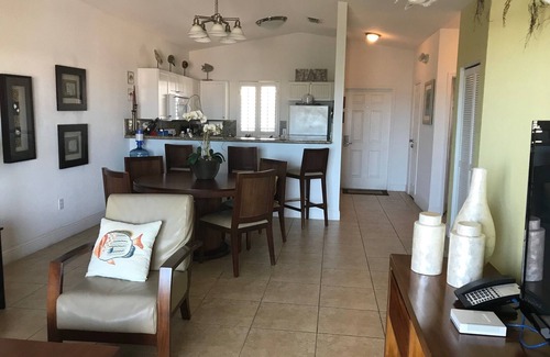 Alice Town Villa | Welcome to Paradise, Beautiful 2/2 Villa, 3rd. Floor Water Views (40 ft. Slip)