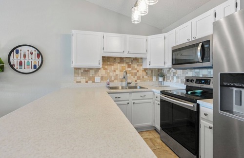 Osage Beach Condo | Welcome to Paradise! Heart of the Lake-Boat slip-Wtrfrt Pool-VERY CLEAN!