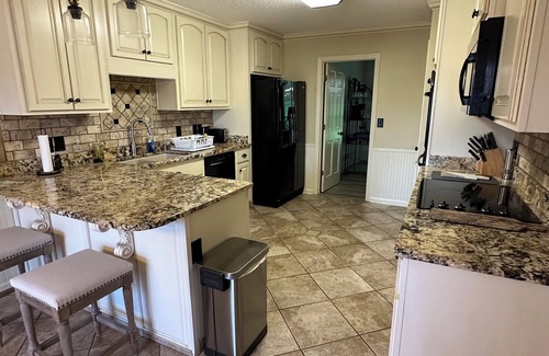 Dadeville House | Welcome to Samantha Place Retreat on beautiful Lake Martin ! 6 Br/4Ba