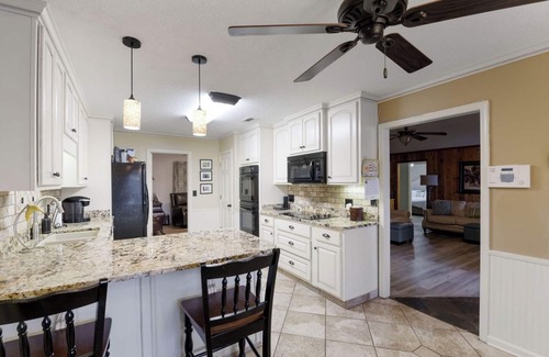 Dadeville House | Welcome to Samantha Place Retreat on beautiful Lake Martin ! 6 Br/4Ba