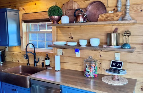 Hilham Cabin | Welcome to Serenity @ The Pointe where the picturesque views are so stunning.