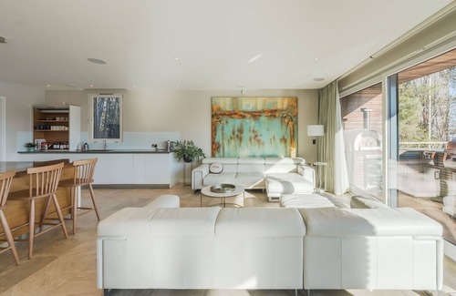 Lechlade House | Welcome to the epitome of lakeside luxury.