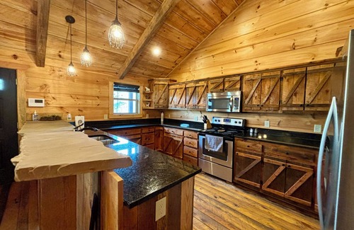 Murphy Cabin | Welcome to The Fox Den! Rustic decor and close to town!
